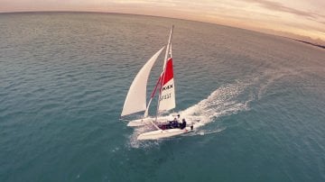 TOPCAT K4X YELKENLİ SPORTİF KATAMARAN